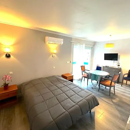 Les Milandes Aparthotel 3*